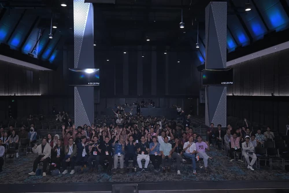 The hall turning to the camera for a group photo at the close of SCALECON Surabaya 2026