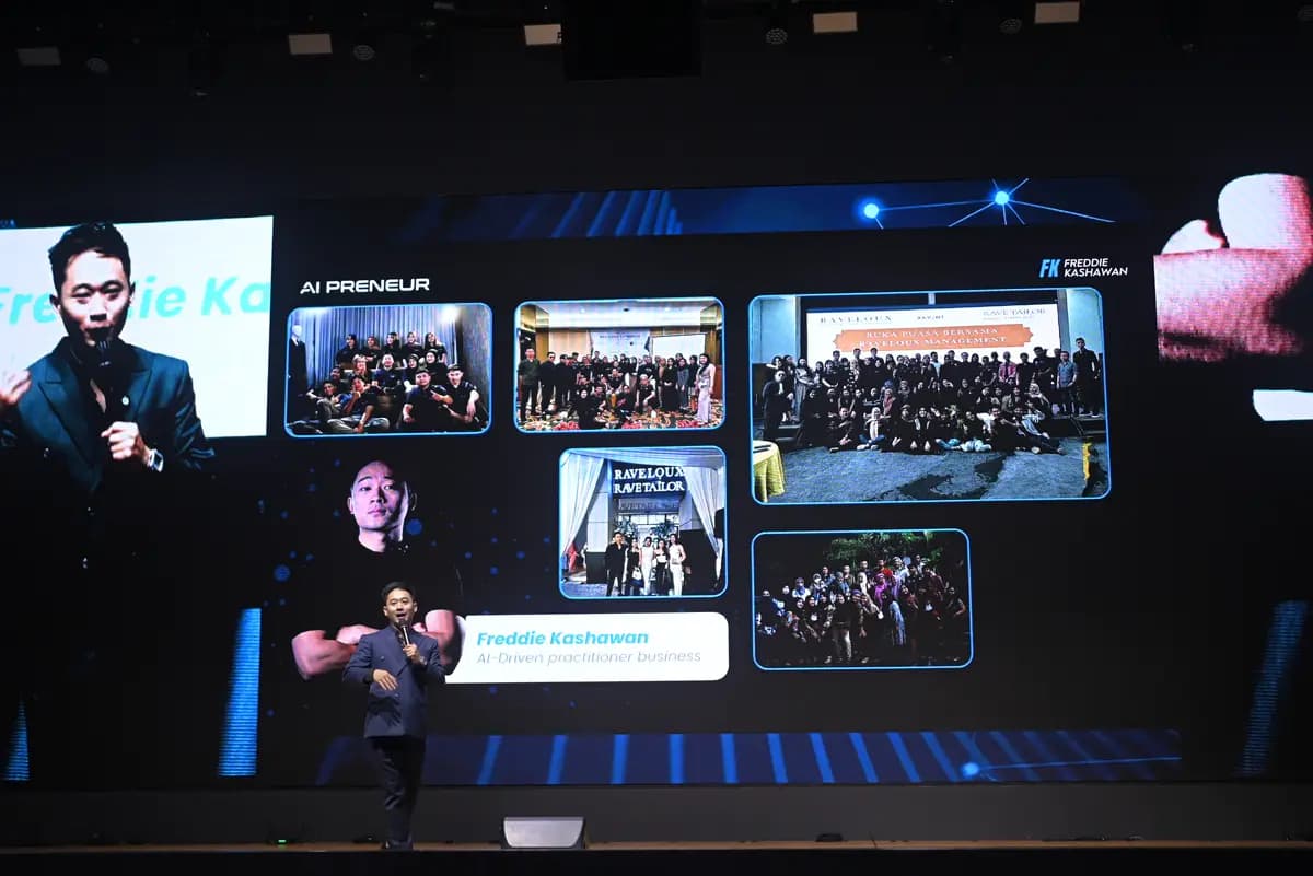 A speaker showing the community behind their practice at SCALECON Surabaya 2026