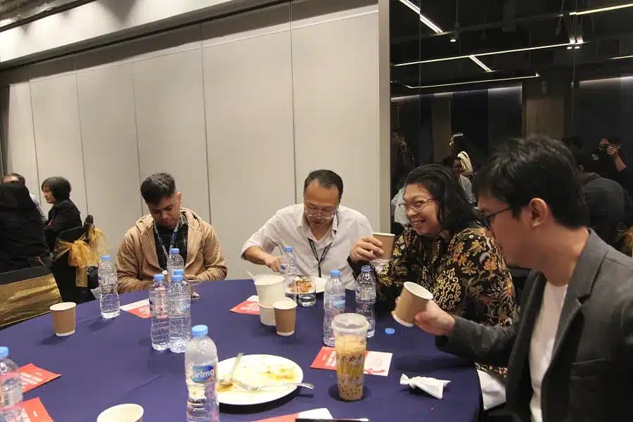 Four attendees talking over coffee at a previous SCALECON